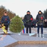 «Единая Россия» почтила память Героев Отечества минутой молчания и возложением цветов к монументам в Парке Победы Омска