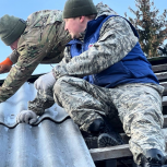 Более 80 домов и 2500 квадратных метров повреждённой кровли восстановили волонтёры «Единой России» в Курском приграничье