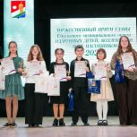«Новая школа»: в Еткуле чествовали одарённых детей и их наставников