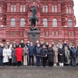 Депутаты Мосгордумы почтили память павших героев у Могилы Неизвестного Солдата в Александровском саду