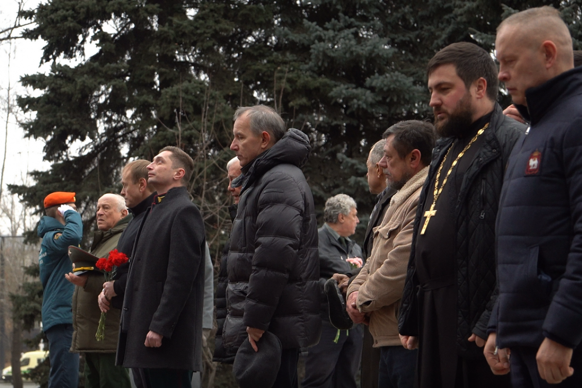 «Единая Россия» совместно с жителями возложила цветы к открывшемуся мемориалу «Скорбящие матери»