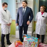 Депутат Госдумы РФ Джамаладин Гасанов привез подарки в отделение онкологии детской больницы