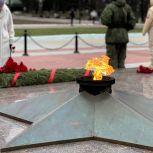 Возложения цветов, митинги, уроки мужества, диалоги о важном: «Единая Россия» провела по всей стране патриотические акции в День Героев Отечества