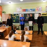 В Первомайске (ЛНР) единороссы рассказали школьникам о правилах безопасности на дорогах