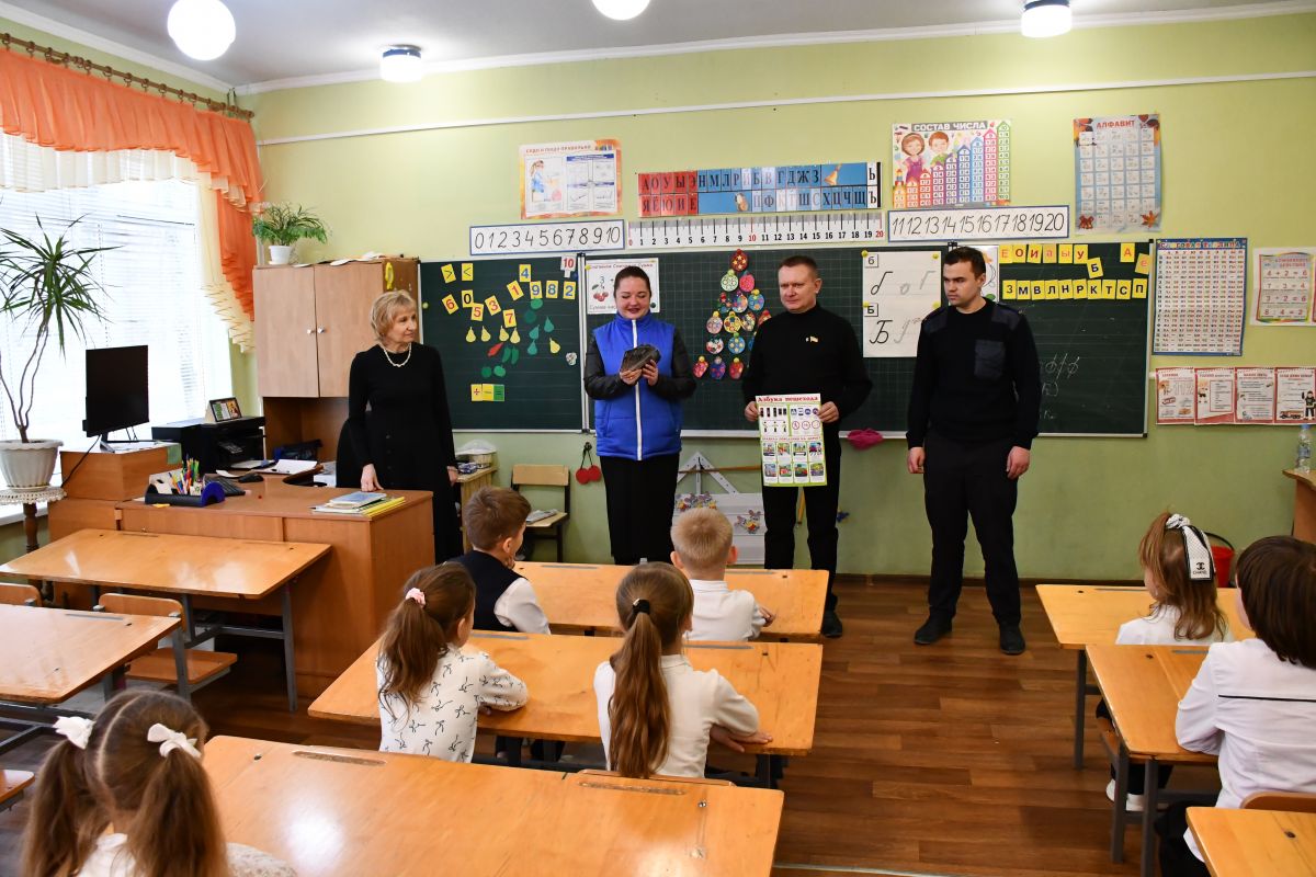 В Первомайске (ЛНР) единороссы рассказали школьникам о правилах безопасности на дорогах