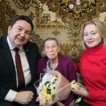 Партийцы Когалыма поздравили с днём рождения труженицу тыла