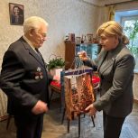 Тамара Фролова поздравила участника Великой Отечественной войны с наступающим Новым годом