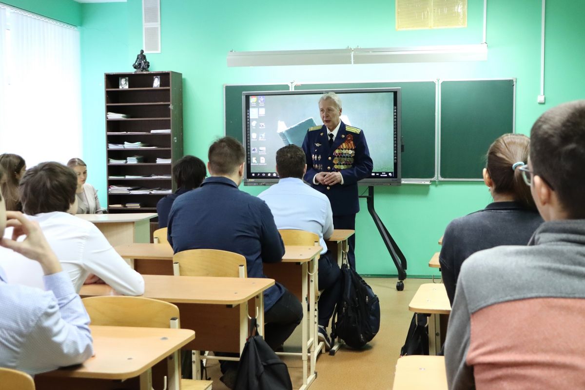 При поддержке «Единой России» ветеран боевых действий провёл в омской школе урок мужества