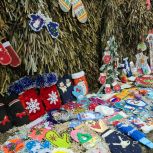 В Красноселькупе подвели итоги конкурса семейного творчества в поддержку участников СВО «Варежки от Деда Мороза и Снегурочки»