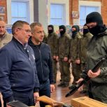 «Единая Россия» и фонд «Ветераны специальной военной и контртеррористических операций» передали оружие бойцам СВО