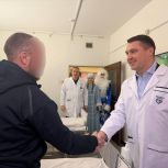 Забота к Новому году: Московские единороссы поздравили военнослужащих в госпитале