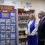 Связь поколений – в одной экспозиции. Сергей Неверов один из первых посетил выставку Героев Отечества в Починковской библиотеке