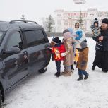 Многодетной семье Черкасовых из Зубово-Полянского района подарили вместительный семейный автомобиль