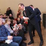 Эстафета добра: Артём Здунов и президент благотворительного фонда «Всех обнял» Иван Утенков вручили детям новогодние подарки