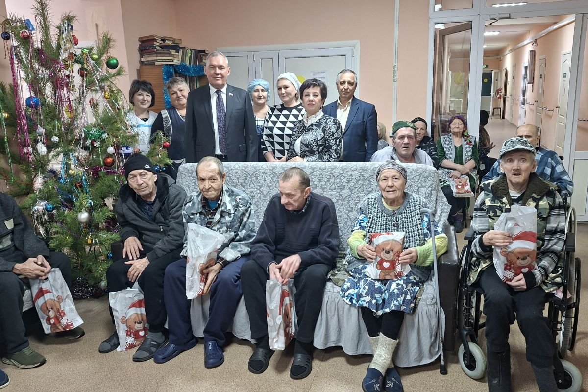 В рамках парпроекта «Старшее поколение» депутат «Единой России»  поздравил с Новым годом