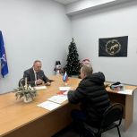 Оформление пособий и выплат, земельные и правовые вопросы: координаторы партпроектов «Крепкая семья» и «Старшее поколение» приняли участие в Едином дне приемов участников СВО