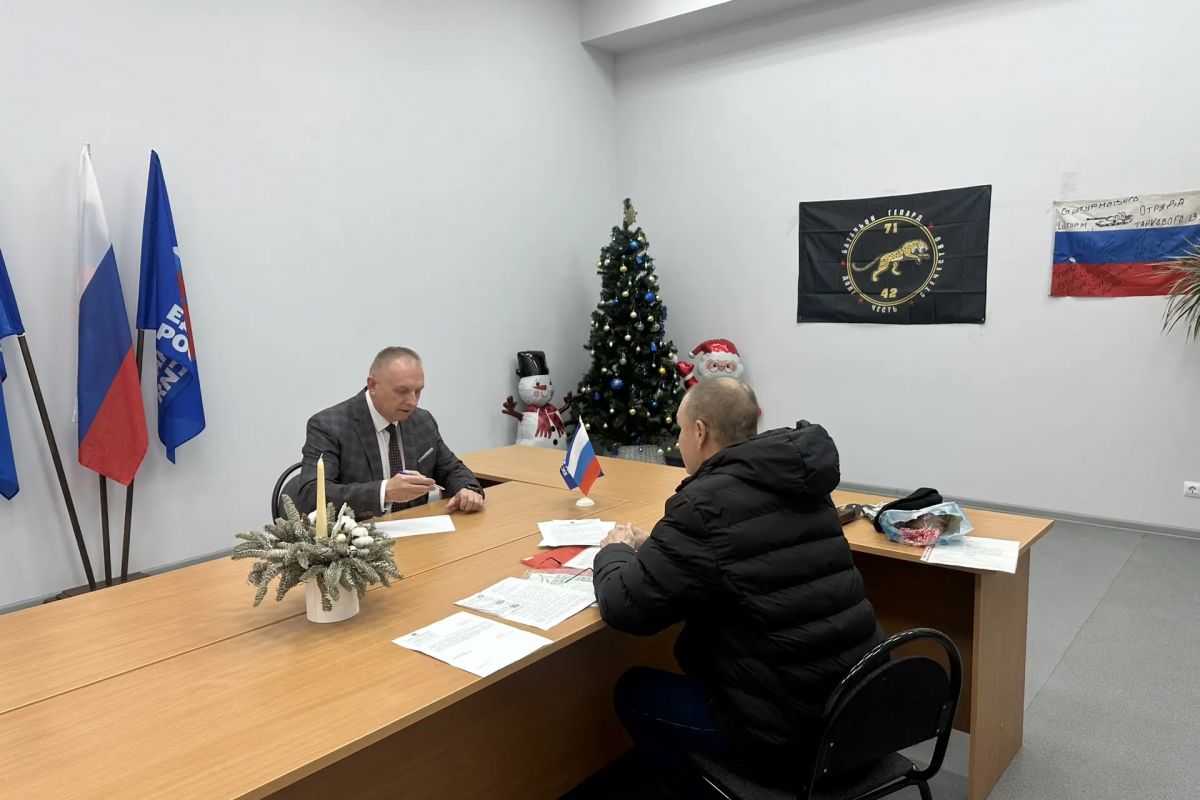 Оформление пособий и выплат, земельные и правовые вопросы: координаторы партпроектов «Крепкая семья» и «Старшее поколение» приняли участие в Едином дне приемов участников СВО