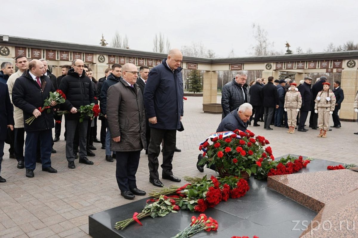 В рамках партпроекта «Историческая память» Вадим Супиков принял участие в церемонии возложения цветов к Вечному огню Мемориала памяти Героям  Великой Отечественной войны