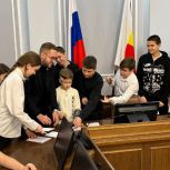 При поддержке «Единой России» для молодежи Зерноградского района провели экскурсию по зданию донского парламента