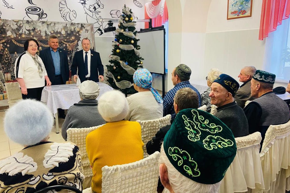 Жителей Азнакаевского дома-интерната для пожилых людей и инвалидов навестили единороссы