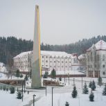 В Ханты-Мансийске при содействии «Единой России» открыли стелу «Город трудовой доблести»