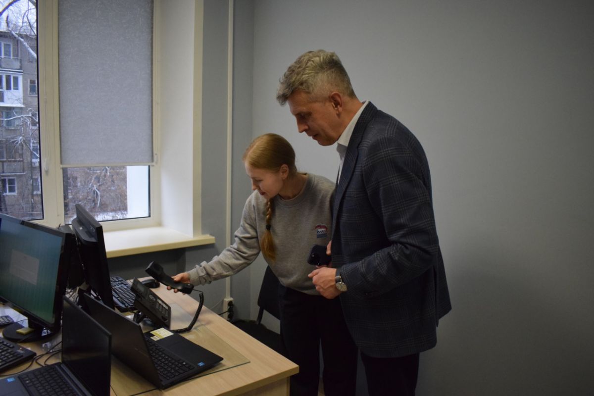 Партийный десант «Единой России» с инспекционным визитом посетил поликлинику №30 в Советском районе