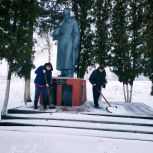 В Рассказовском округе активисты «Единой России» вышли на уборку снега на территории памятников воинам-землякам