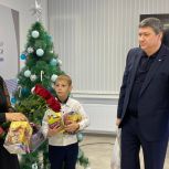 Новогодние подарки детям участника СВО передал депутат областной Думы в Штабе общественной поддержки «Единой России»