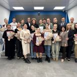Депутаты Тюменской областной Думы вручили благодарности артистам спектакля «СВОя история»