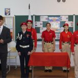 "Парту Героя" открыли в боровичской школе в честь выпускника-летчика