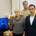Депутат Мосгордумы Родион Газманов принял новую партию книг от москвичей для жителей Новороссии