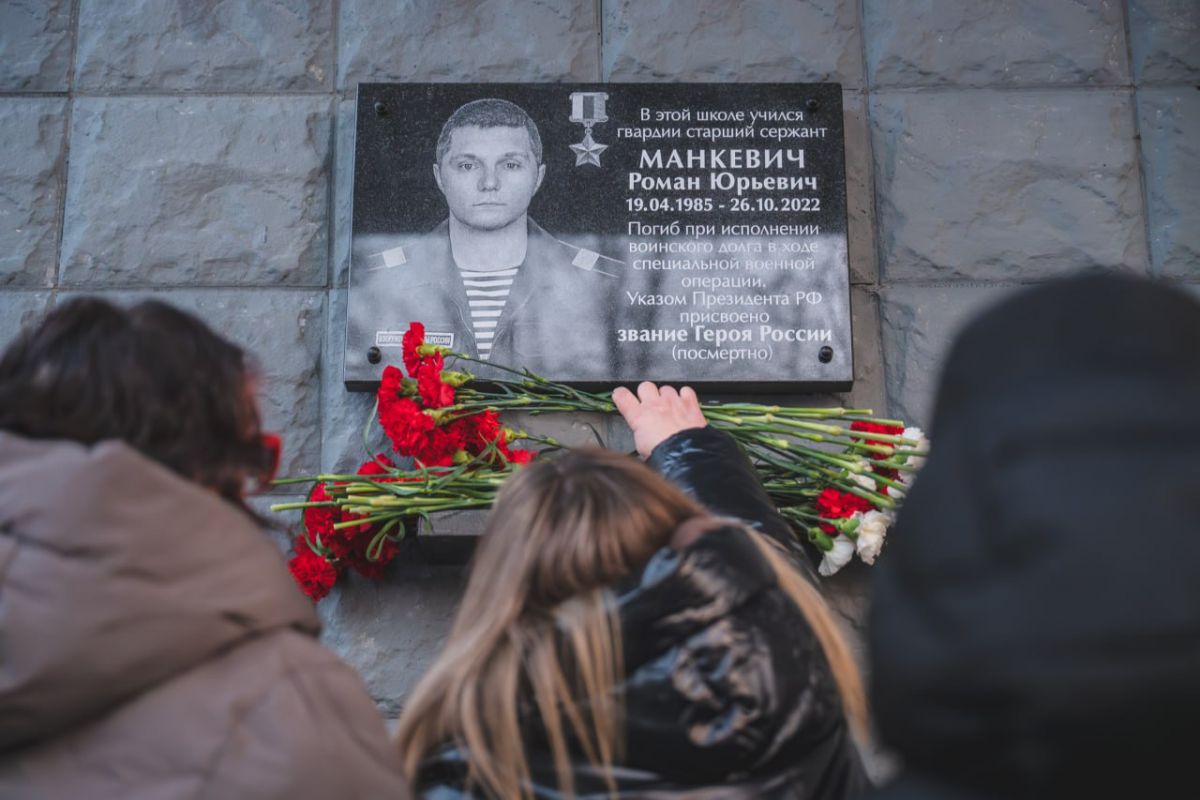 «Единая Россия» открыла по всей стране муралы, Парты Героя и стены Памяти в честь бойцов СВО