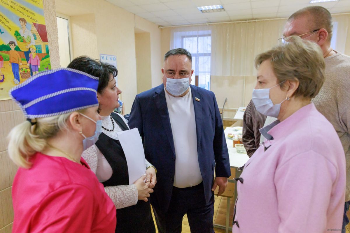 Алексей Севастьянов и Вера Емельянова посетили школьную столовую