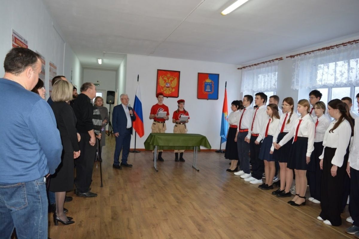 «Единая Россия» открыла в школах по всей стране новые Парты Героя в память о защитниках Отечества