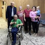 Камиль Нугаев посетил приемную семью пожилого человека