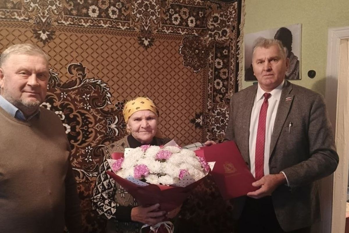 Партийцы поздравили Героя Социалистического Труда