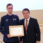 Ильсур Метшин наградил Почетным знаком «Волонтер Казани» молодогвардейца Азима Арсланова