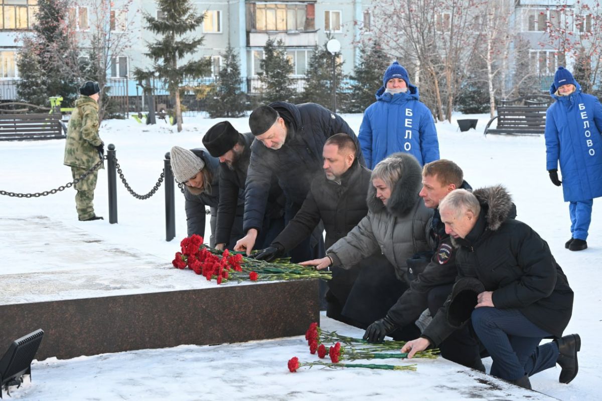 Кузбасские единороссы возложили цветы в честь защитников Отечества