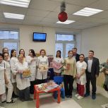 Верх-Исетские партийцы передали более 260 "Коробок храбрости" Детской городской клинической больнице № 11 города Екатеринбурга