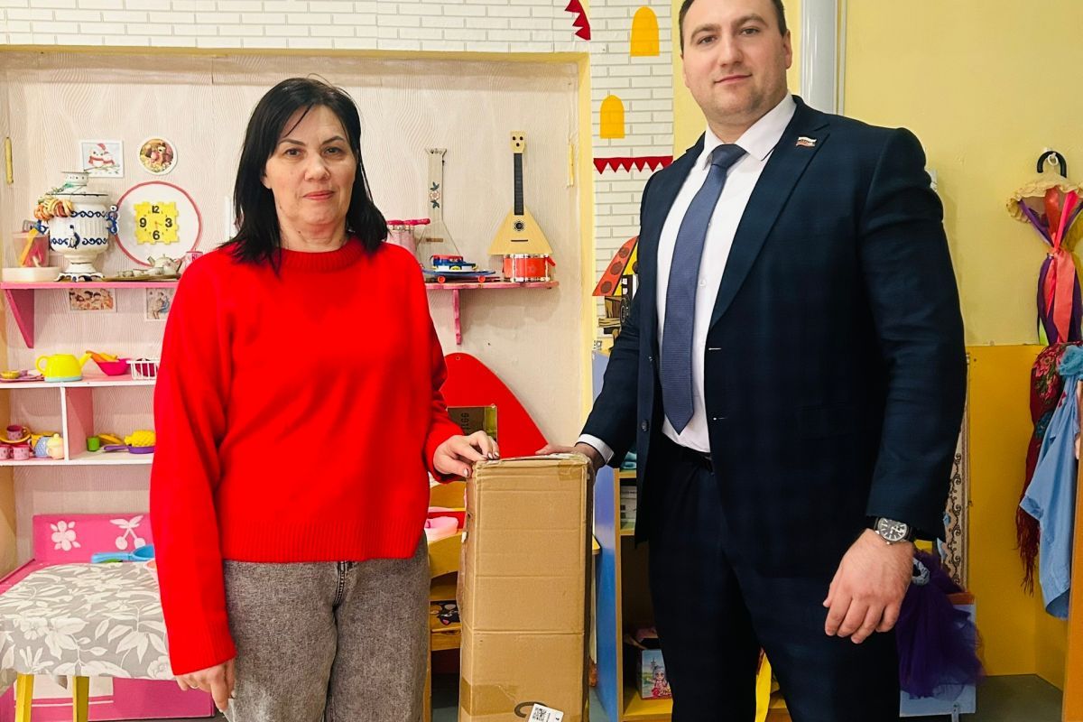 Установка пандусов, отправка гумпомощи и ремонт дорог: «Единая Россия» помогает решать обращения граждан по всей стране