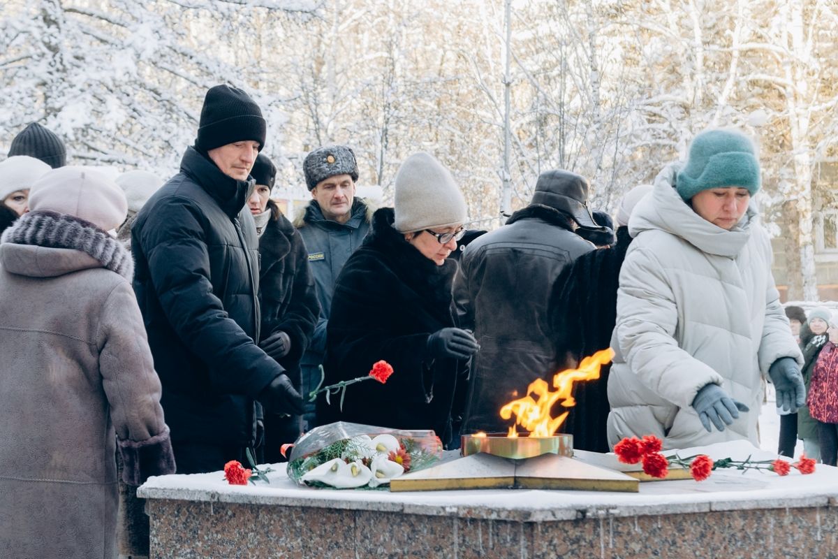 Минута молчания и цветы у Вечного Огня: Трёхгорный чтит Героев Отечества