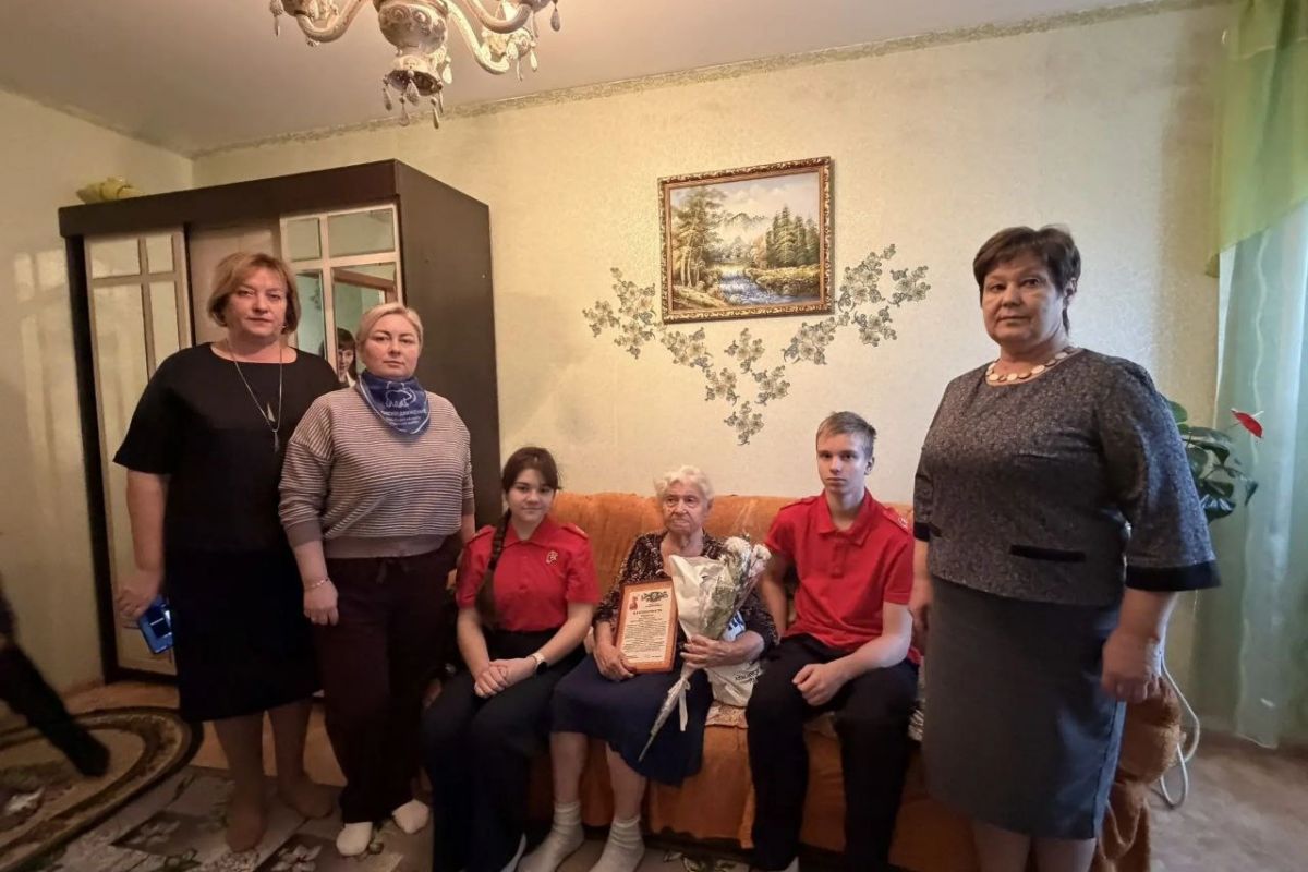 Алапаевские партийцы поздравили тружеников тыла с Днем Героев Отечества