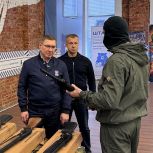«Единая Россия» и фонд «Ветераны специальной военной и контртеррористических операций» передали оружие бойцам СВО