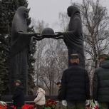 «Единая Россия» совместно с жителями возложила цветы к открывшемуся мемориалу «Скорбящие матери»