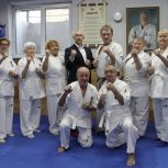 В рамках партпроекта «Старшее поколение» участникам секции каратэ в Иркутске вручили новые кимоно