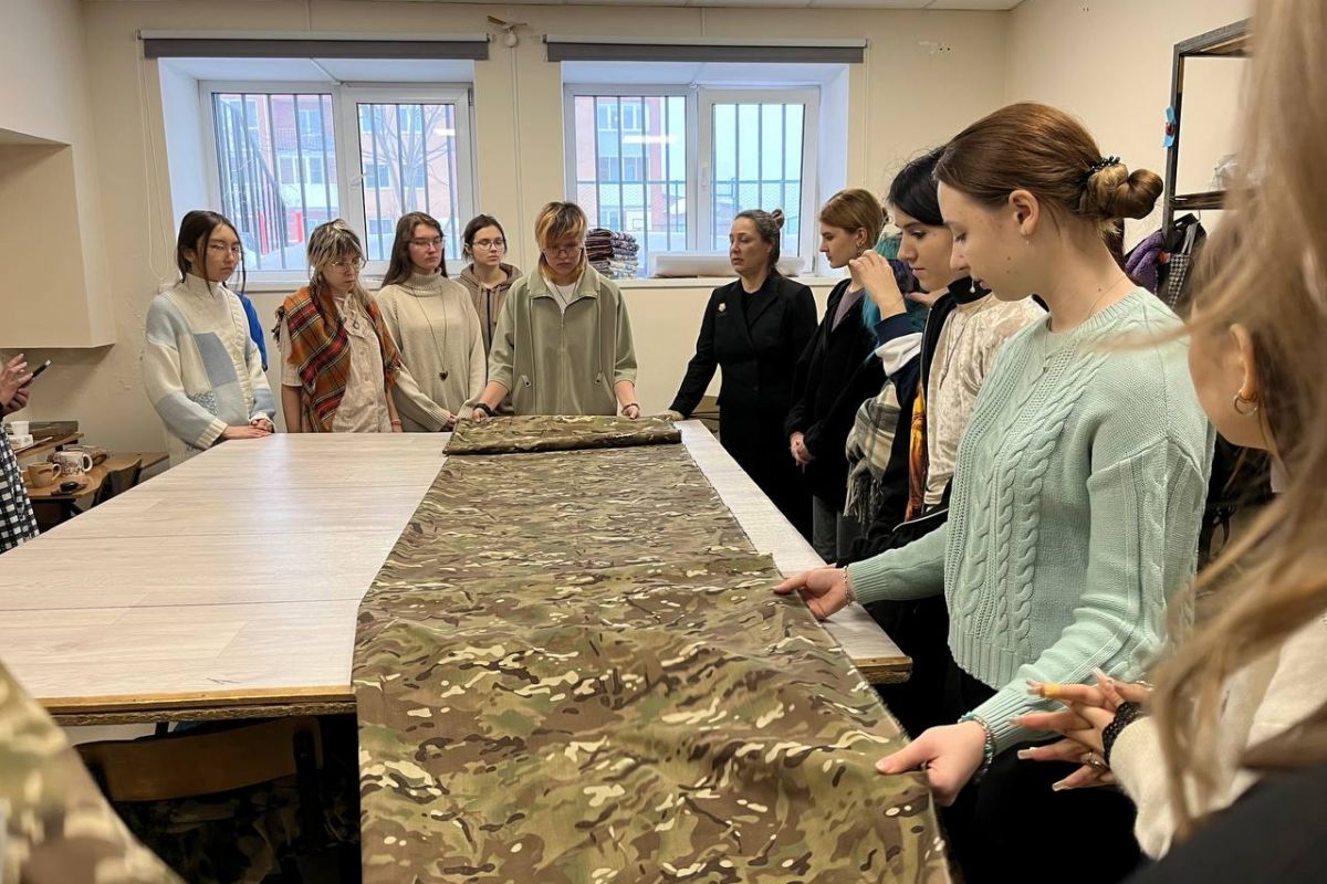 При поддержке «Единой России» в штабе волонтёрского движения «За ребят» прошла экскурсия для студентов