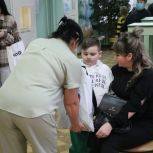 Единороссы передают игрушки для детей в медицинские учреждения, собранные в рамках акции «Коробка храбрости»