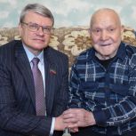Алексей Созинов поздравил ветерана Великой Отечественной войны с наступающим праздником