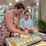 В Москве «Единая Россия» организовала кулинарный мастер-класс для семей участников СВО