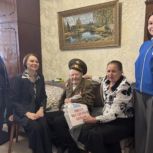Юлия Оглоблина поздравила ветерана Великой Отечественной войны с наступающими праздниками
